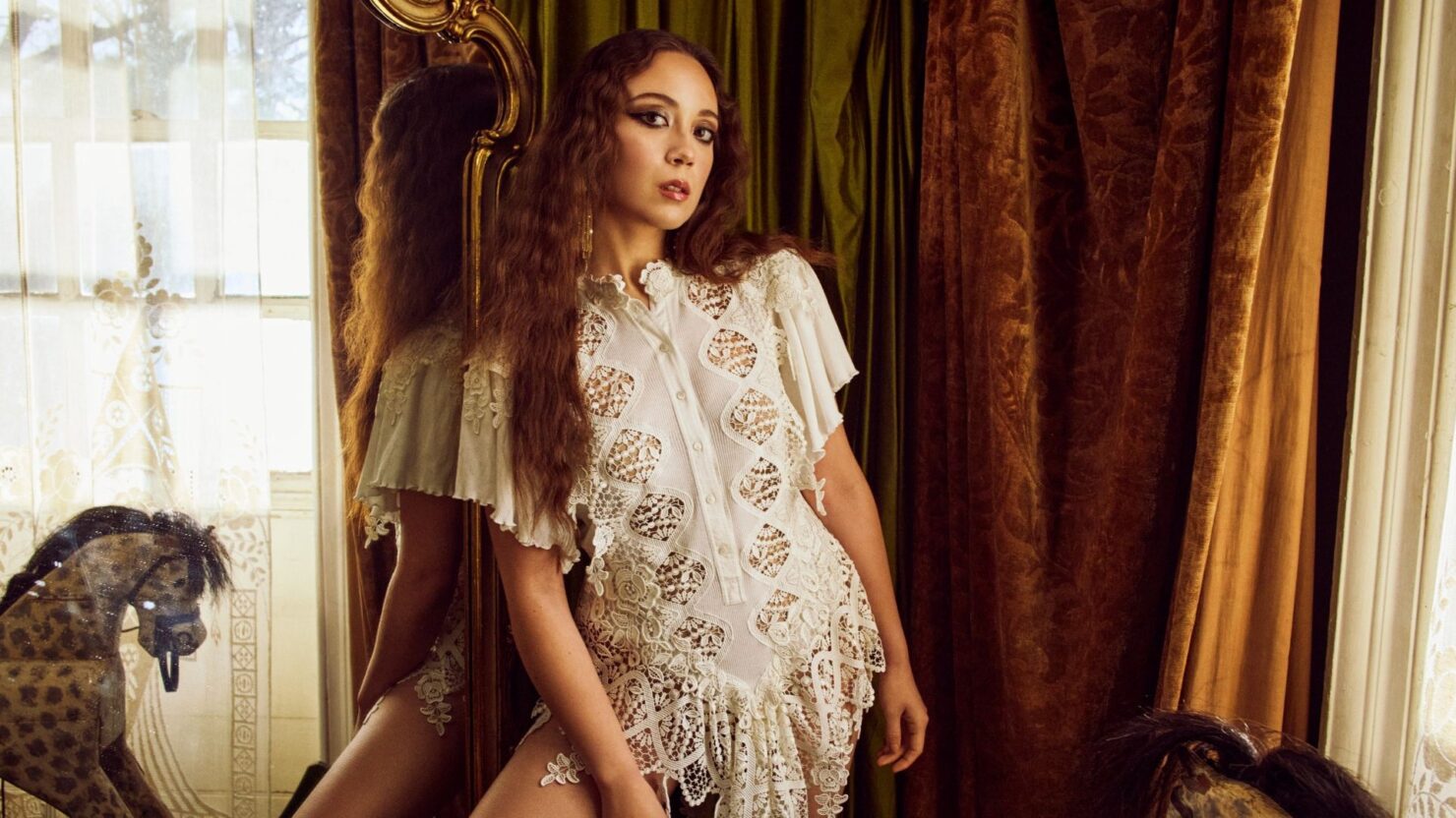 Laufey dévoile `` Blanche-Neige '' avec une vidéo dirigée par une sœur jumelle