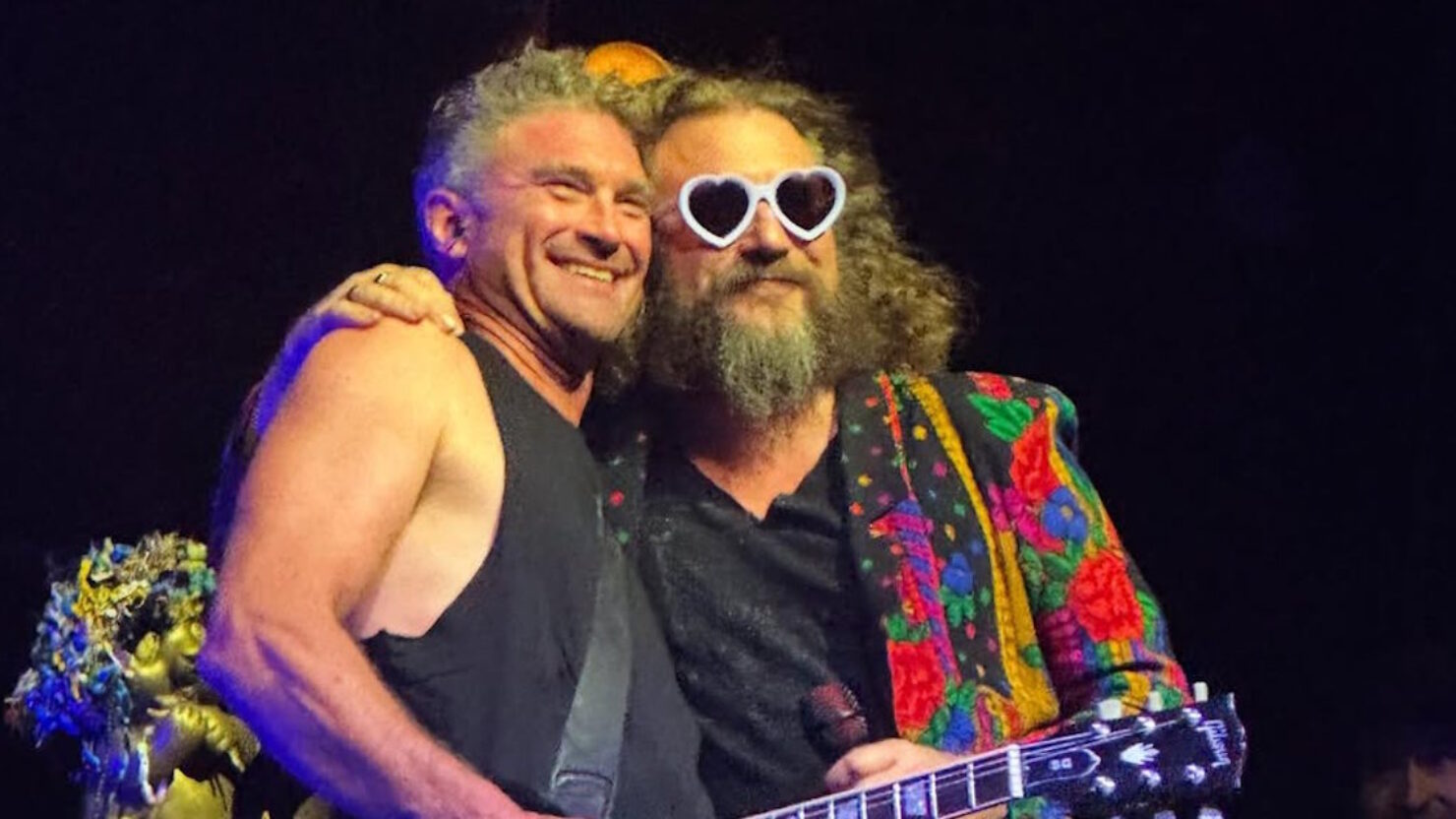 Le guitariste fondateur Johnny Quaid retrait ma veste matinale en Idaho