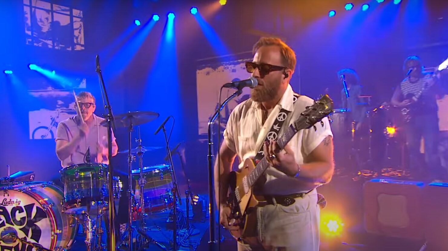 Les Black Keys amènent un rocker lourd 'Man en mission' à «Colbert»