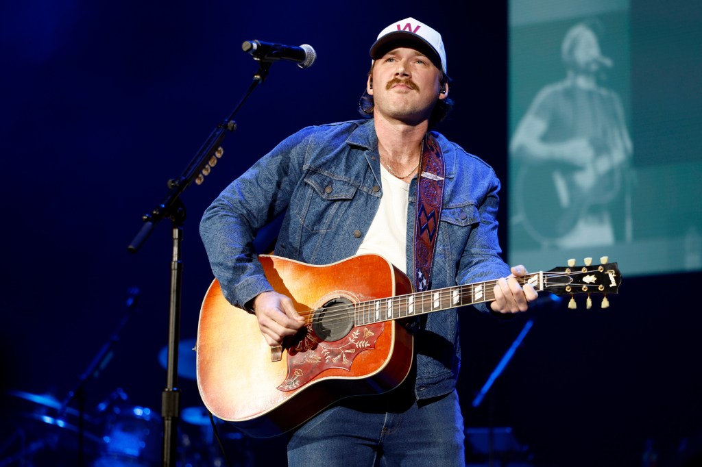 Morgan Wallen a rejoint par `` Cowboy '' Kid Rock pour Walk-Out au Cleveland Stadium Show
