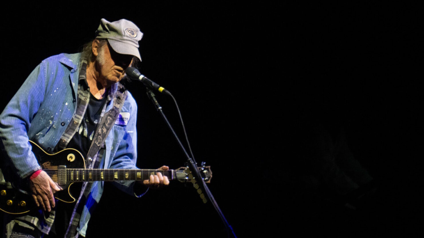 Neil Young pousse `` le solitaire '' avec les cœurs chromés à Pine Knob