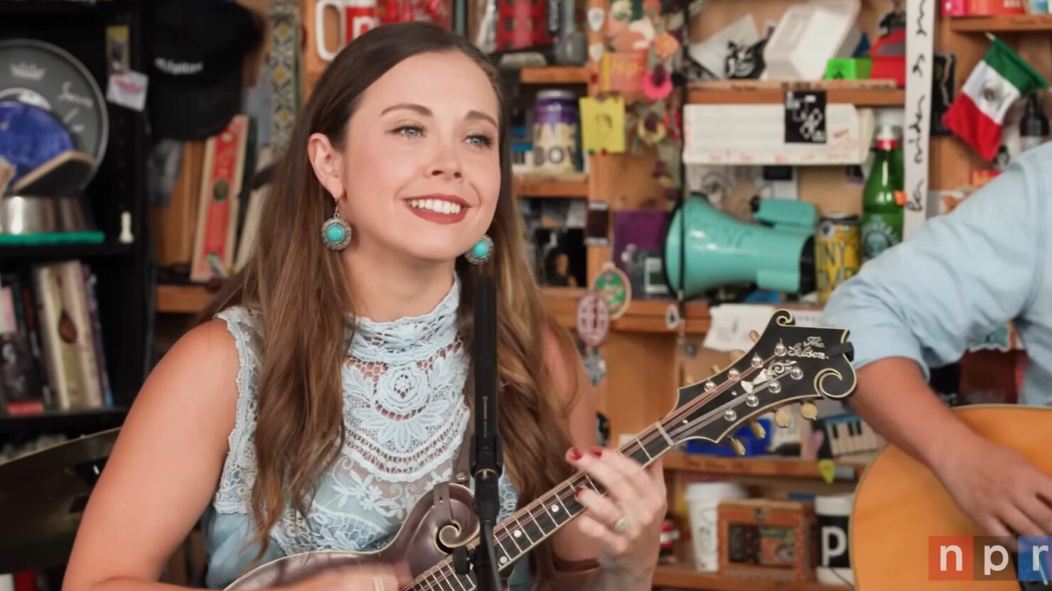 Regardez Sierra Hull transformer le `` Tiny Desk '' de NPR en un havre de bluegrass