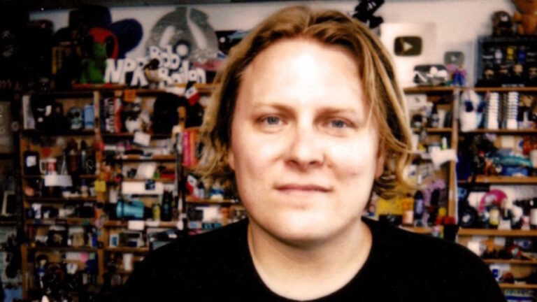 Regardez Ty Segall Rock 'Tiny Desk' avec un ensemble de melting