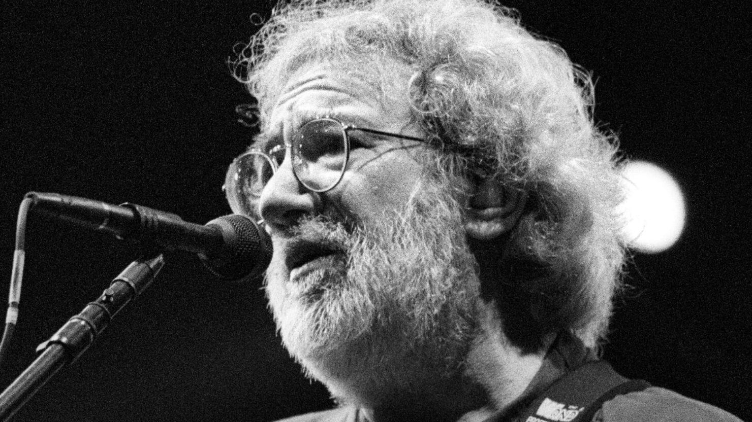 Revisiter les rapports télévisés de la mort du guitariste de Grateful Dead Jerry Garcia en 1995