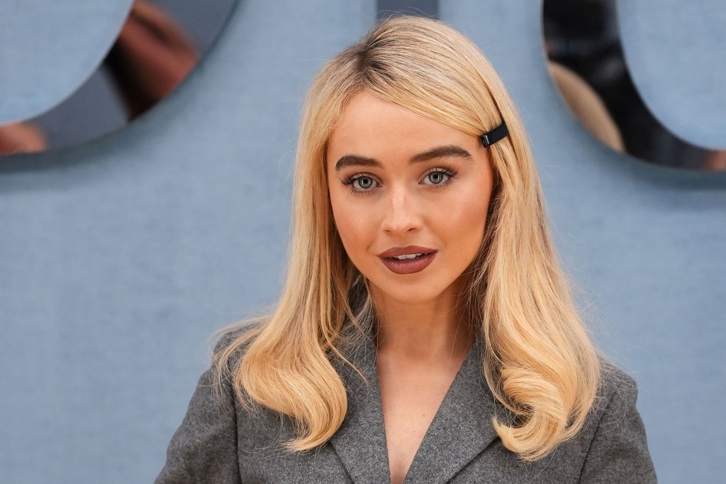 Sabrina Carpenter révèle la tracklist complète de la meilleure amie de «Man's Best Friend avec l'aide d'un ami à fourrure