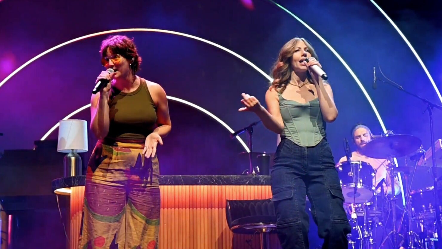 Sammy Rae et les amis rejoignent la plongée de la rue à Lake à Thompson's Point du Maine