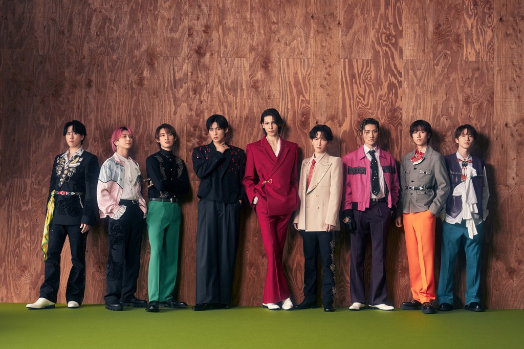 `` Sérieux '' 'de Snow Man au n ° 1, les agrafes d'été J-pop augmentent sur le Japon Hot 100