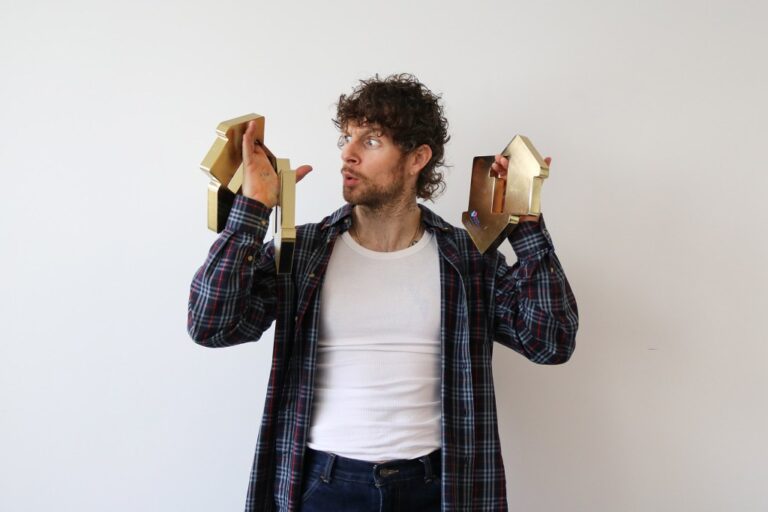 Tom Grennan marque le talon du chapeau du graphique avec son troisième album N ° 1 au Royaume-Uni consécutif