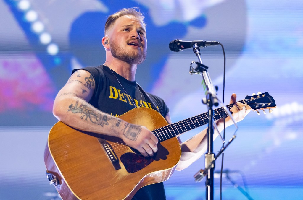 Zach Bryan promet de ne plus jamais jouer Kansas City après la querelle en ligne avec les fans des chefs