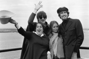 American Folk Pop Group The Mamas et les Papas arrivent à Southampton, en Angleterre. De gauche à droite, Mama Cass Elliot (avant), Denny Doherty, d'origine canadienne, Michelle Philips et John Phillips.