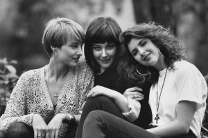 Wilson Phillips Singing Trio (LR) Chynna Phillips, Carnie & Wendy Wilson posant ensemble sur un rocher dans le parc le 3 mai 1990.