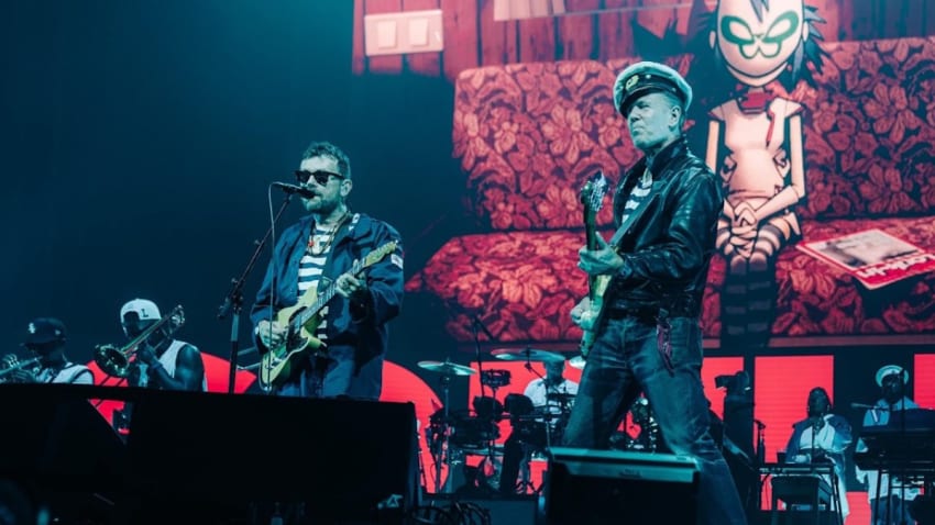 Gorillaz fait ses débuts `` The Fall '' Tracks & Perforce 'Plastic Beach' à Londres