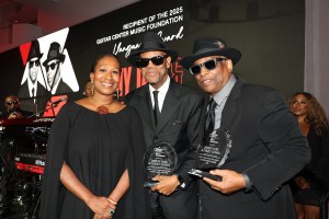 (LR) Nicole Avant, Jimmy Jam et Terry Lewis: vu lors du 4e gala annuel de la Guitar Center Music Foundation au Maybourne Beverly Hills le jeudi 11 septembre 2025 à Beverly Hills, en Californie.