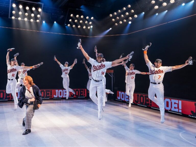 «  Damn Yankees '' électrisant à Arena Stage le frappe hors du parc