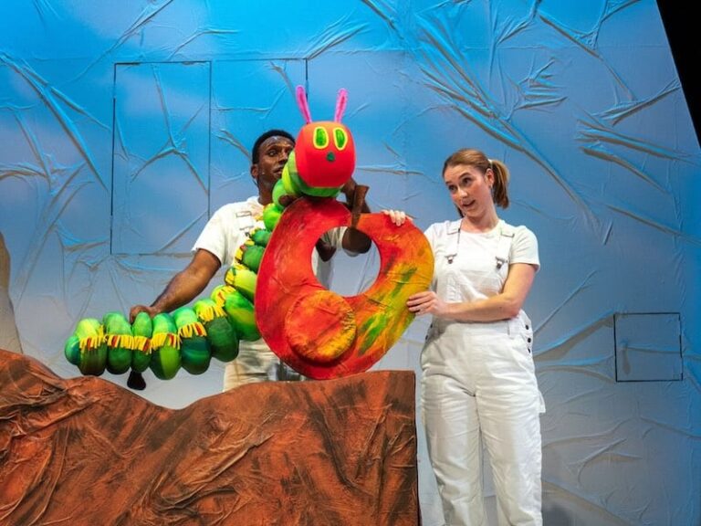 «  Très affamé Caterpillar Show '' retourne à la scène d'imagination par la demande populaire