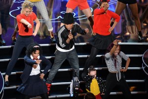 Le chanteur Pharrell Williams se produit sur scène lors des Oscars au Dolby Theatre le 2 mars 2014 à Hollywood, en Californie.
