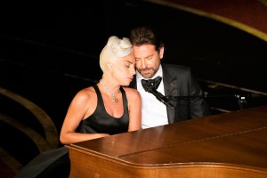 Lady Gaga et Bradley Cooper interprètent "Shallow" aux Oscars le 24 février 2019, à Hollywood, en Californie.
