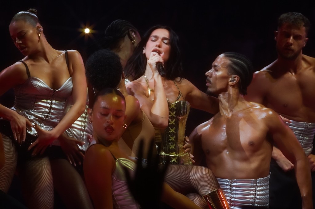 Ariana Grande réagit à la couverture `` One Last Time '' de Dua Lipa à Miami Tour Stop