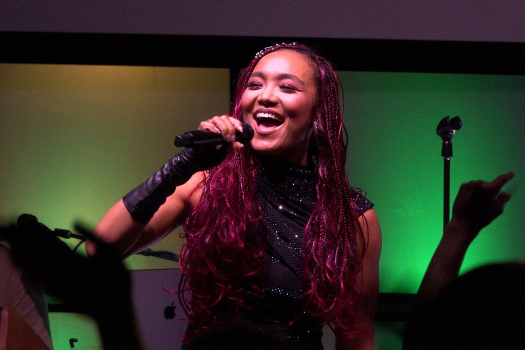 Crystal Kay apporte un ensemble complet et amusant du 25e anniversaire à LA: Récapitulatif de concert