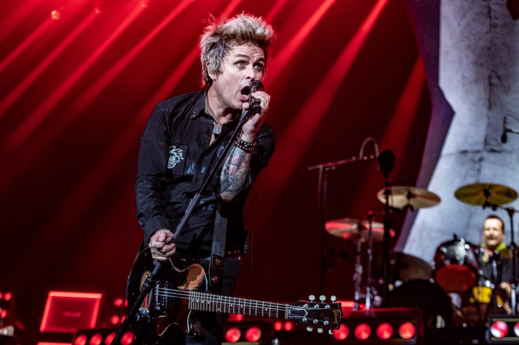 Green Day taquine la bande-annonce de la comédie de road trip de passage à l'âge adulte 'New Years Rev': Watch