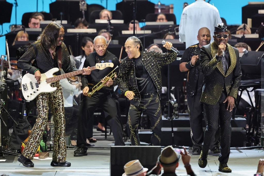 Groove: 5 points forts du salut des Grammys à la Terre, au vent et au feu