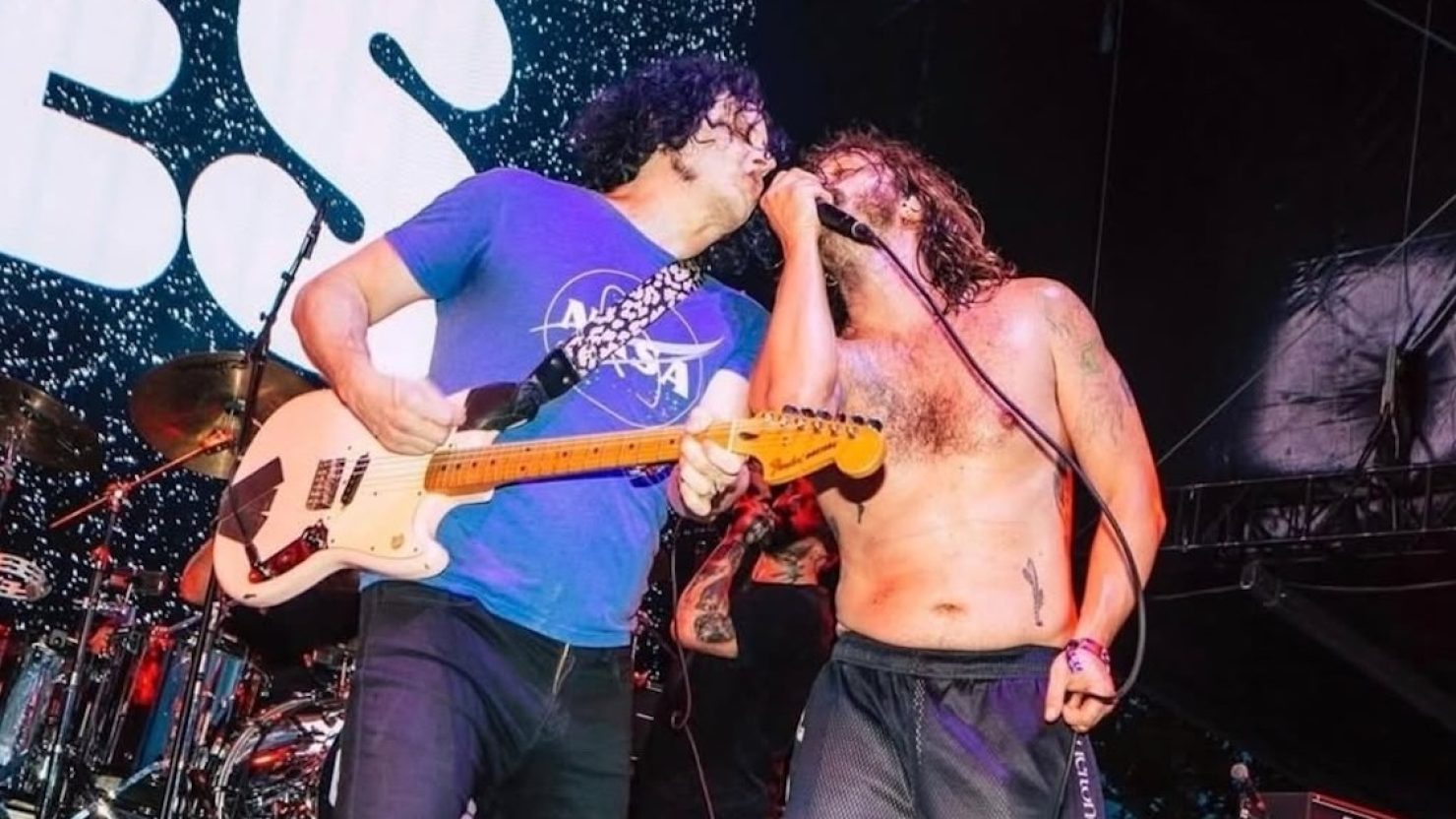 Jack White rejoint les roues au Riot Fest lors de la rendue Rowdy de `` Never Fight a Man with a perm ''