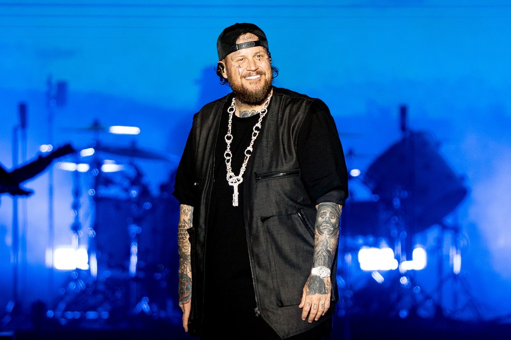 Jelly Roll montre la perte de poids et rencontre le pape Leo XIV à Rome: `` De Rock Bottom to Saint Ground ''