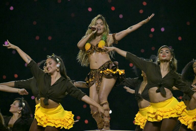 Karol G éblouit avec le spectacle tropical de la mi-temps de la NFL à São Paulo: « Hé, Brésil! »