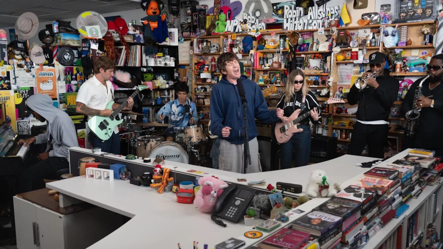 Le tourniquet apporte `` Never assez '' à NPR «Tiny Desk Concert»