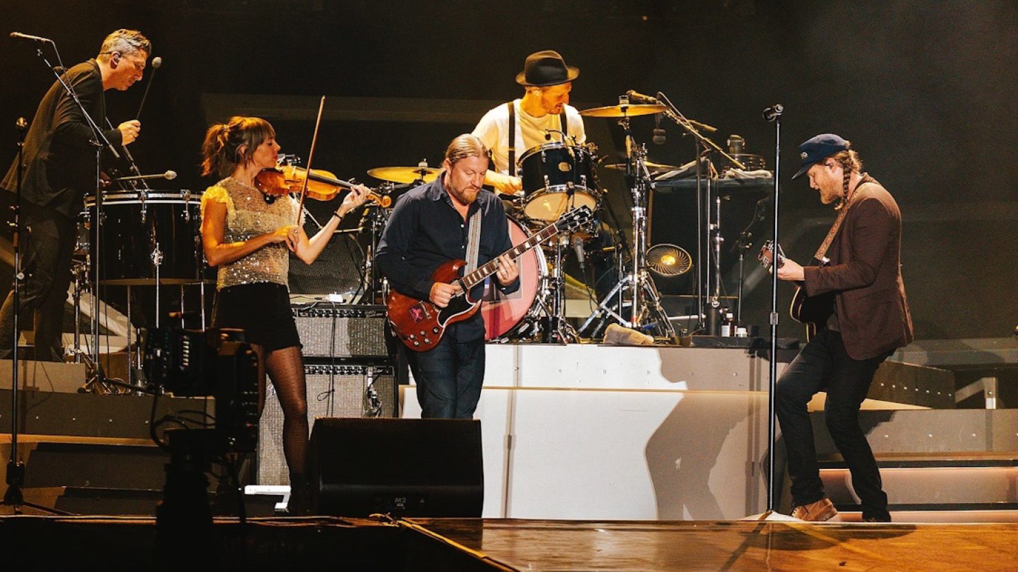 Les camions Lumineers & Derek couvrent Bob Dylan à Bourbon & Beyond