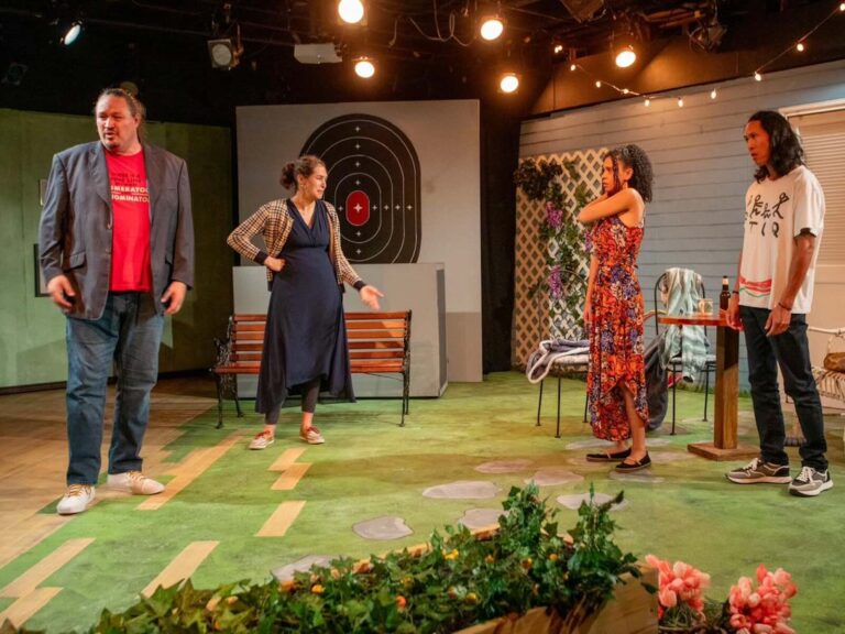 Les voisins s'affrontent sur les armes à feu dans «  Friends with Guns '' à Silver Spring Stage