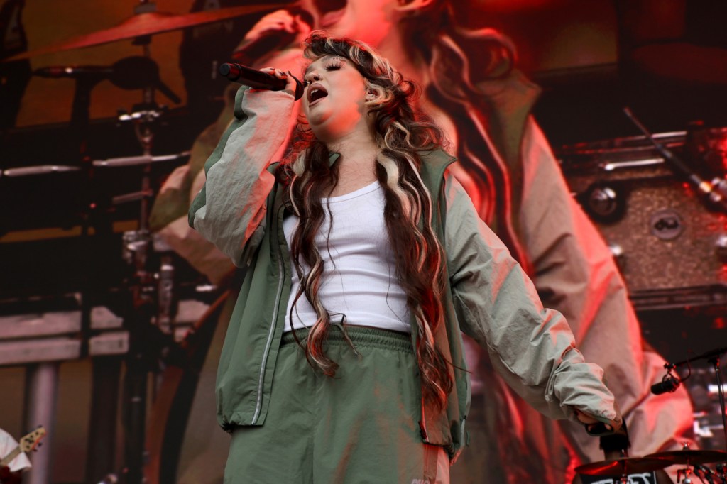 Lola Young abandonne tout ce qui est go festival à DC après s'être effondré sur scène au spectacle de New York