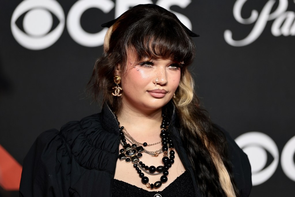 Lola Young s'effondre sur scène à tout ce qui va à New York