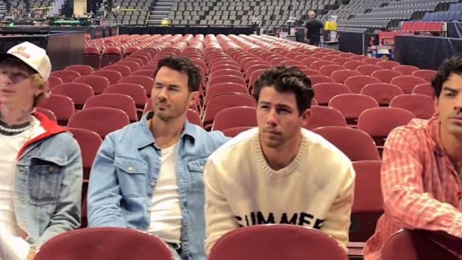 MGK devient le dernier invité spécial de Jonas Brothers à Jonas20 Tour Stop à Vancouver