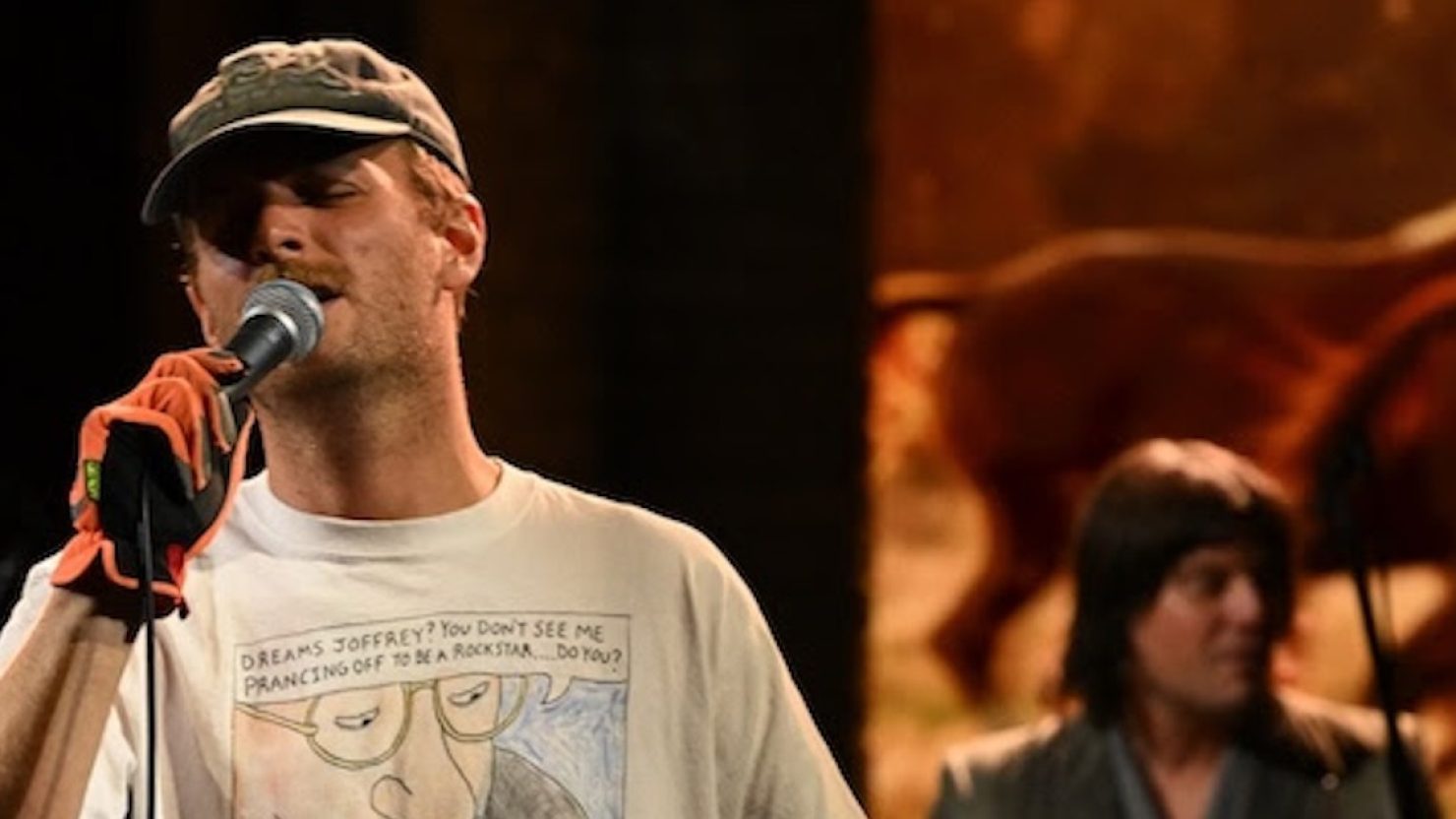 Mac DeMarco roule facilement à travers «Shining» sur «Colbert»