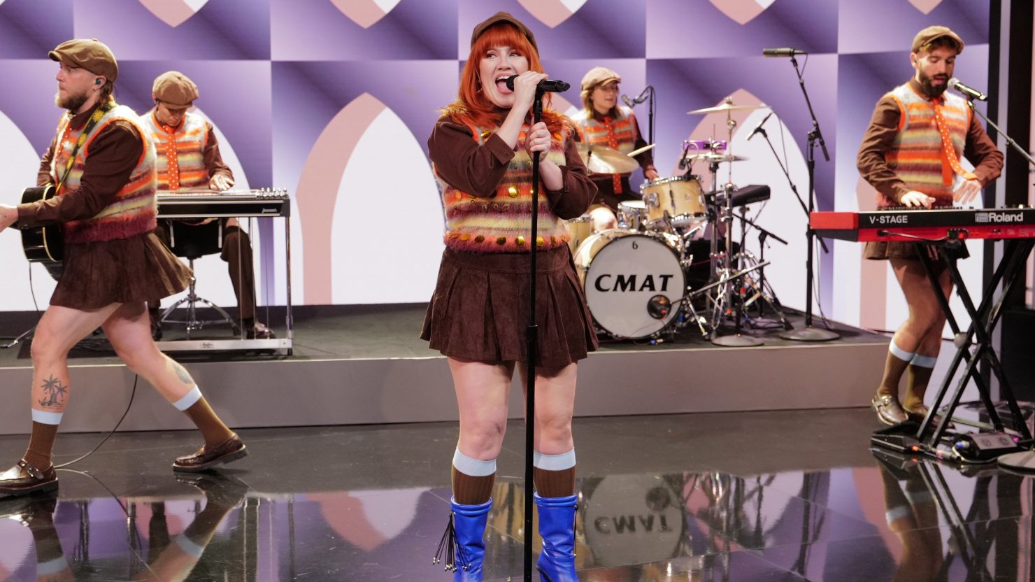 Regardez la star irlandaise CMAT faire des débuts à la télévision avec `` Take a Sexy Picture of Me '' sur «Kimmel»