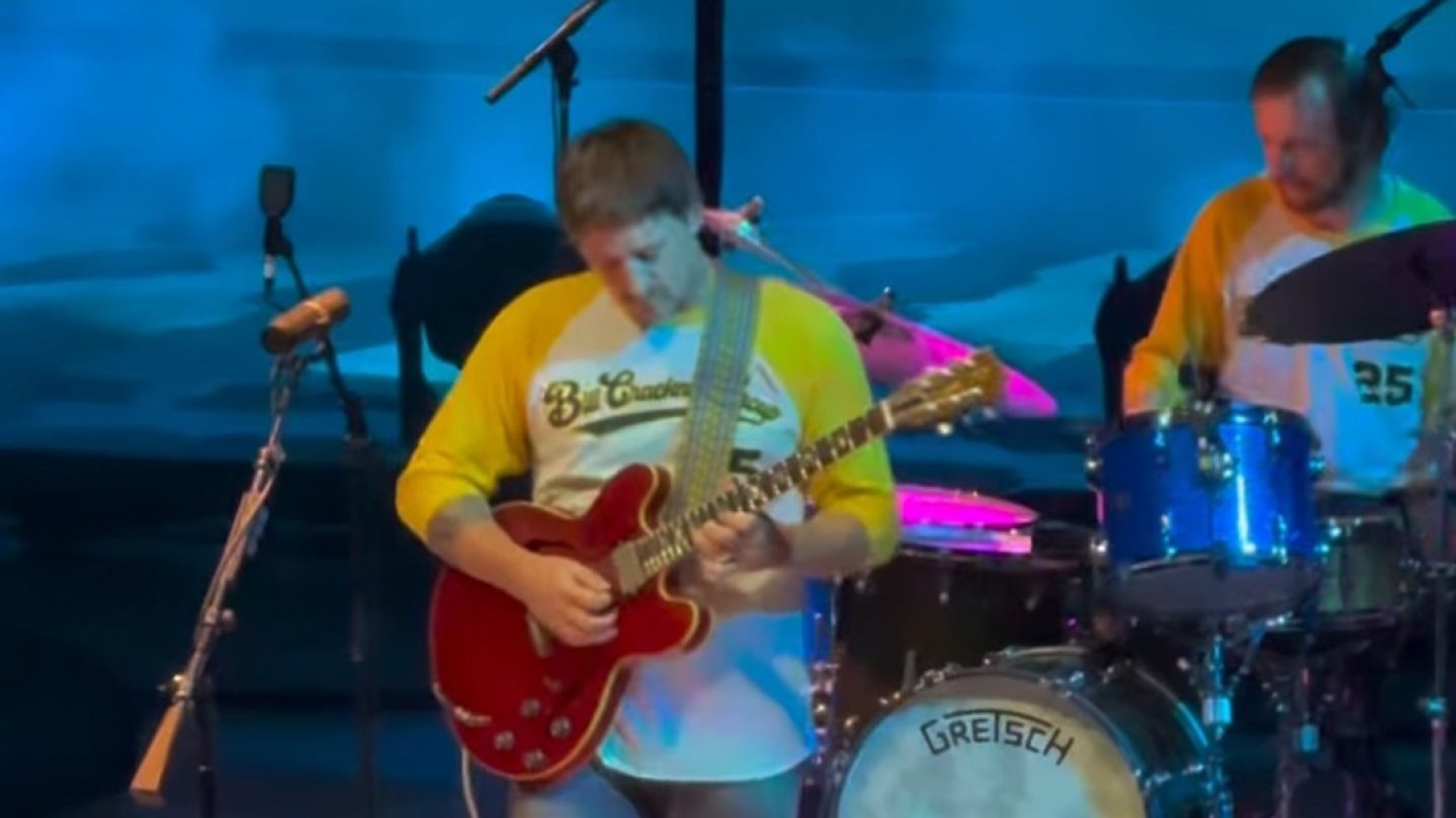 Sturgill Simpson va «sous la mer» pendant la finale des Red Rocks