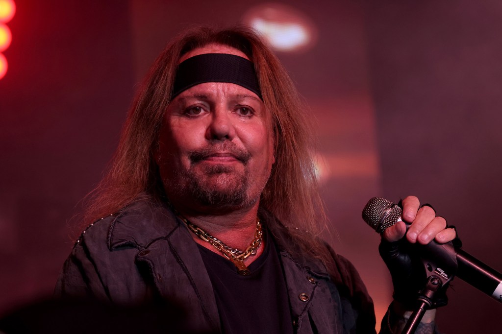 Vince Neil révèle qu'il a subi un accident vasculaire cérébral et `` a dû apprendre à marcher ''