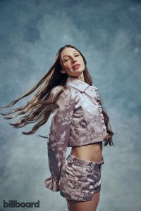 Photobooth de la Semaine de la musique latine du panneau d'affichage Yami Safdie 2025