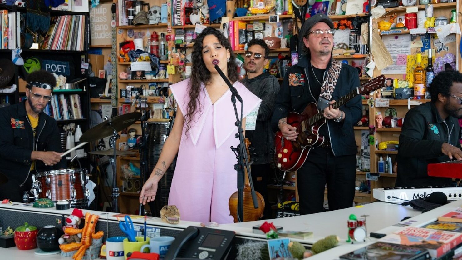 Adrian Quesada donne vie à «Boleros Psicodélicos« pour «Tiny Desk Concert»