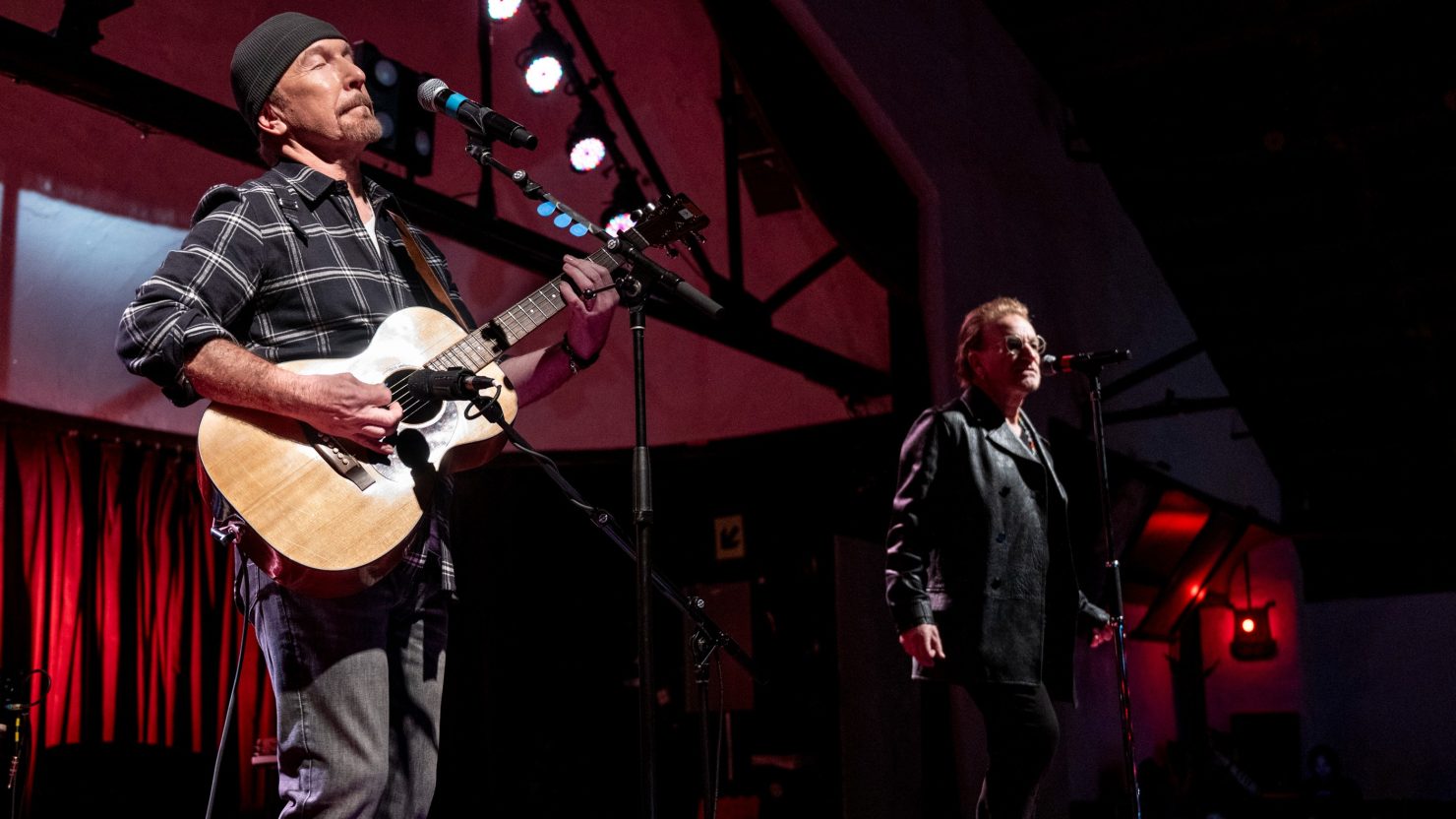 Bono et The Edge de U2 offrent une performance surprise lors de la cérémonie du prix Woody Guthrie
