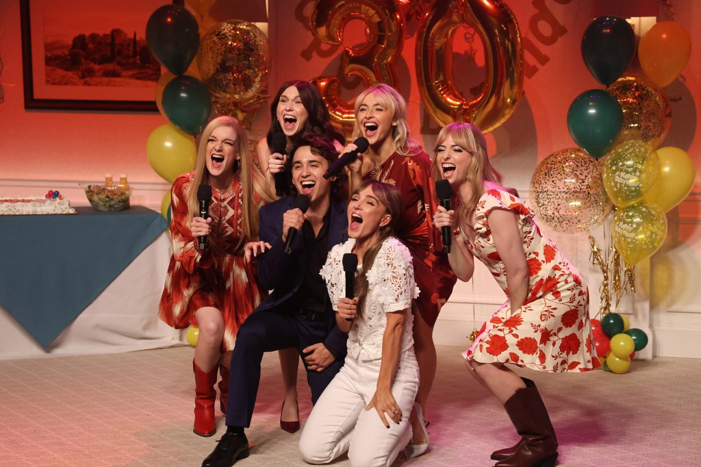 Domingo revient dans « SNL » alors que Sabrina Carpenter parodie « Le destin d'Ophélie » de Taylor Swift : regardez