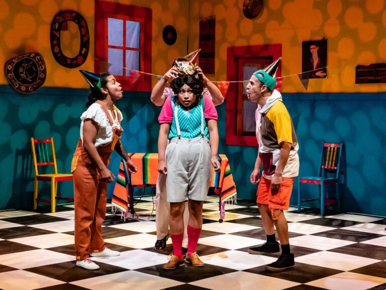 « Héctor, l'enfant électrique » passe de bizarre à filaire au Théâtre Hispanique GALA