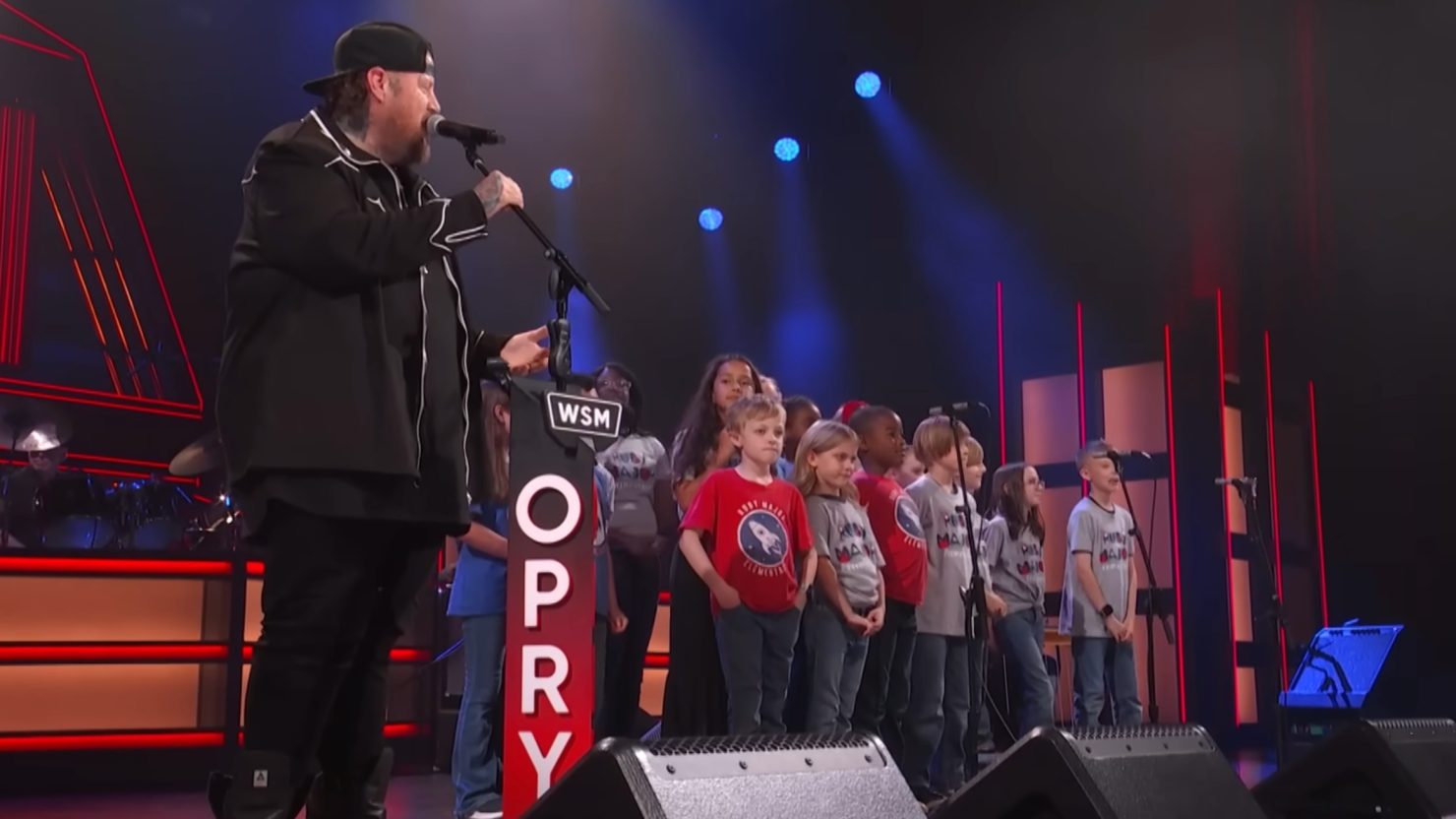 Jelly Roll et Ruby Major Elementary interprètent "I Am Not Okay" au Grand Ole Opry