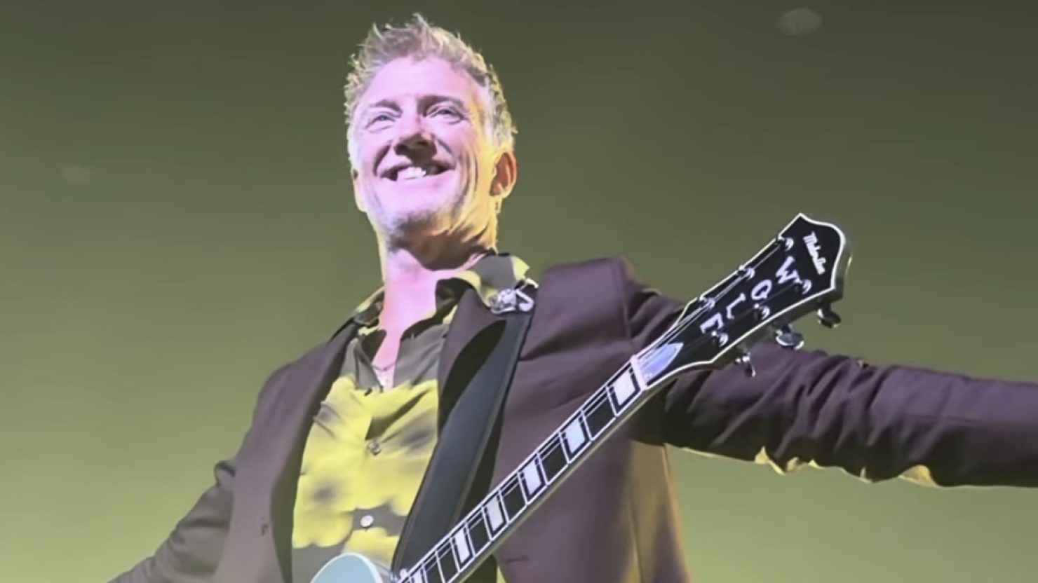 Le Queens of the Stone Age fait ses débuts sur la nouvelle chanson «Easy Street» lors de l'ouverture du tour à Chicago