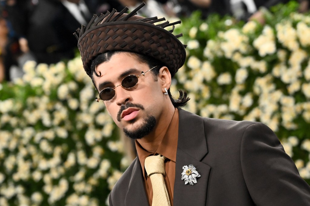 Le conseiller de Donald Trump dit que les agents de glace seront au spectacle de mi-temps du Super Bowl de Bad Bunny