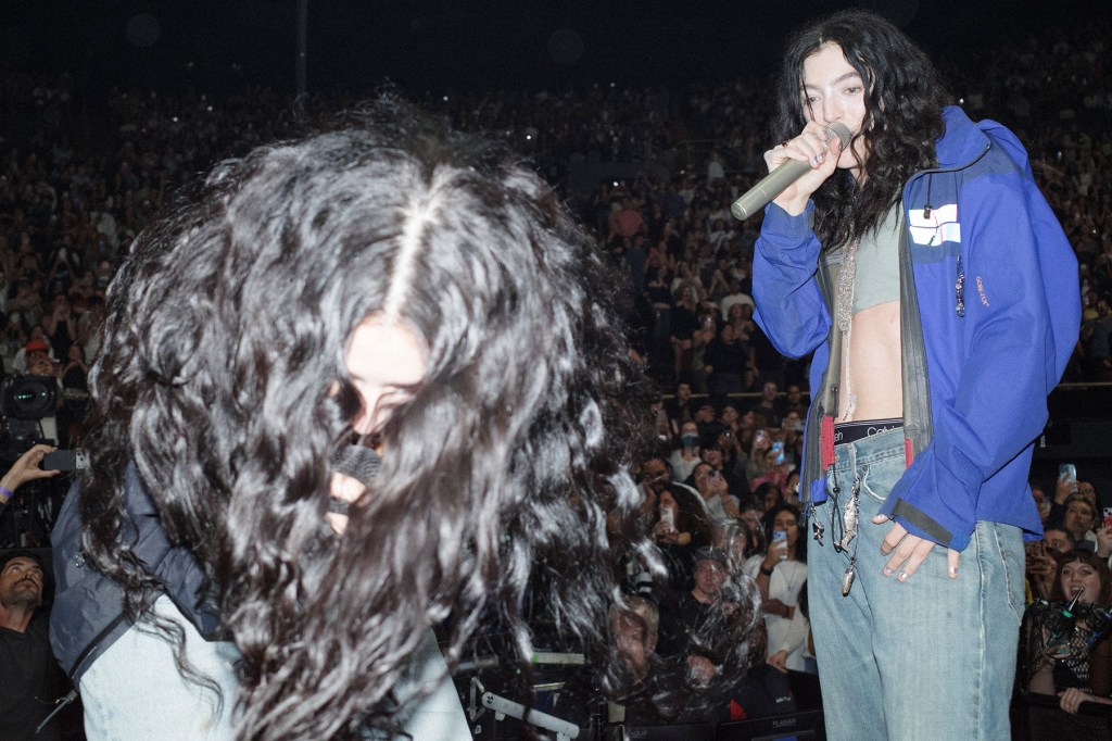 Lorde fait sortir Charli XCX pour « travailler sur le remix » à l'arrêt LA de l'Ultrasound Tour