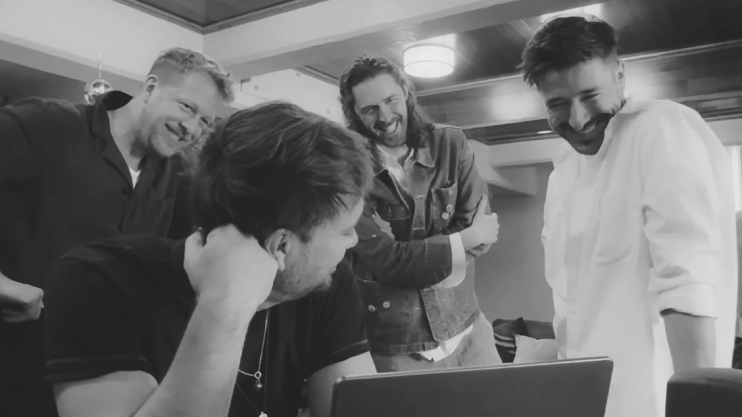 Mumford & Sons s'associe à Hozier pour le single "Rubber Band Man"