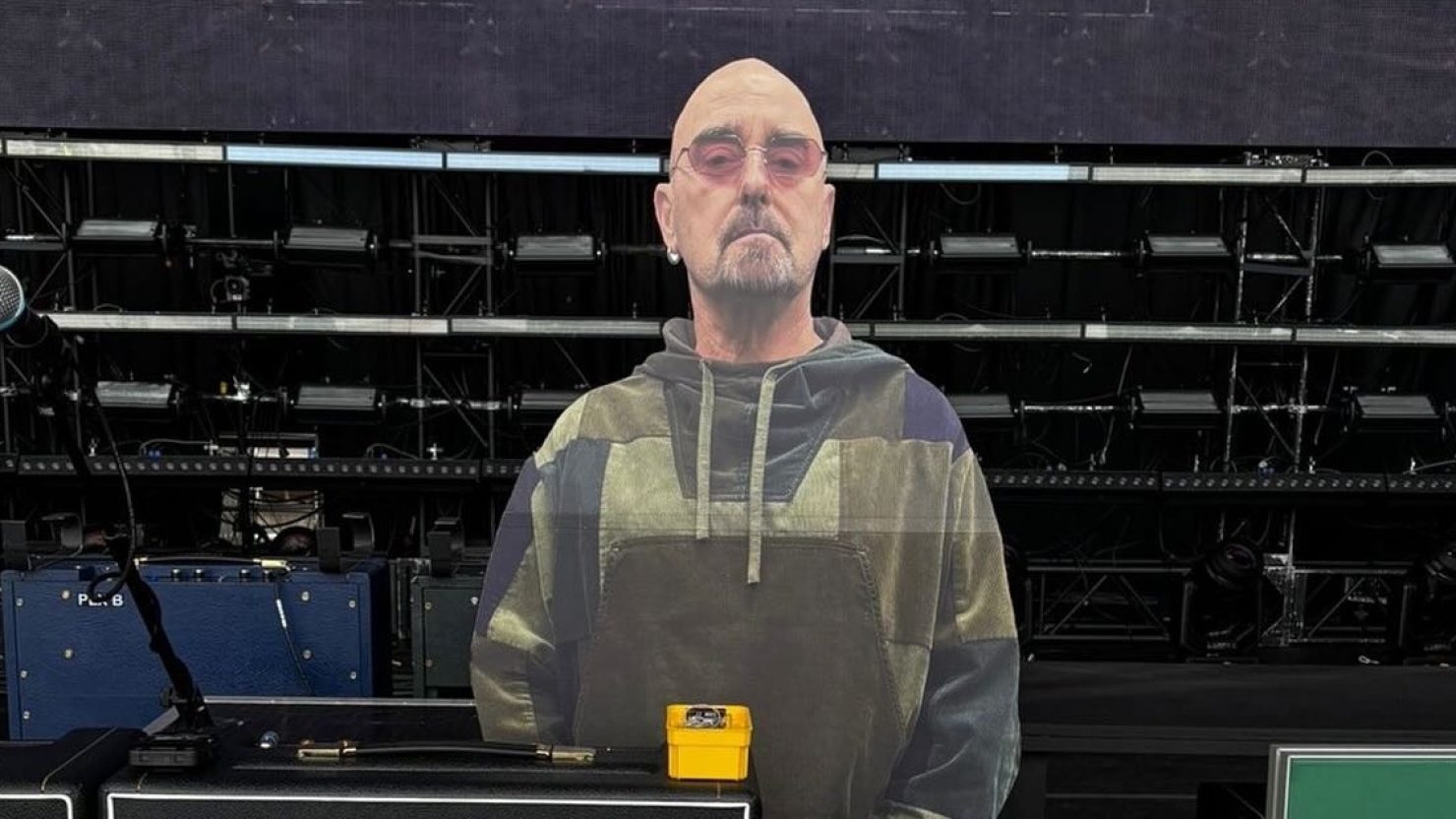 Oasis joue le premier spectacle de la tournée de la Réunion avec Mike Moore, le remplaçant de Bonehead