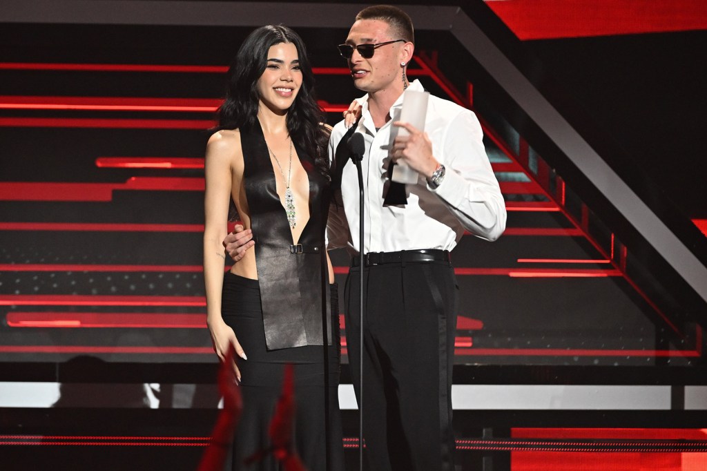 Peso Pluma reçoit la toute première distinction de Vanguard et se réjouit de Kenia Os aux Billboard Latin Music Awards 2025
